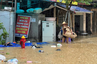 Lũ sông Hồng dâng cao, nhiều khu dân cư ven sông sát trung tâm Hà Nội ngập sâu 