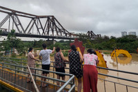 Ảnh: Người Hà Nội bất ngờ khi nước sông Hồng lên nhanh, tràn vào khu dân cư