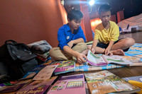 Ảnh: Người dân vùng ngập do nước sông Hồng lên cao ở Hà Nội được di dời đến nơi an toàn