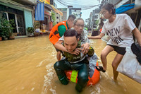 Ảnh: Nước lũ sông Hồng bắt đầu rút chậm, người dân Hà Nội chuẩn bị dọn dẹp nhà cửa