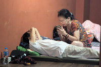 Ảnh: Người dân vùng ngập do nước sông Hồng lên cao ở Hà Nội được di dời đến nơi an toàn