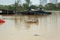 Ảnh: Người Hà Nội bất ngờ khi nước sông Hồng lên nhanh, tràn vào khu dân cư