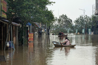 Ảnh: Nước lũ sông Hồng bắt đầu rút chậm, người dân Hà Nội chuẩn bị dọn dẹp nhà cửa