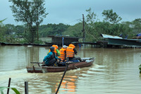 Ảnh: Người Hà Nội bất ngờ khi nước sông Hồng lên nhanh, tràn vào khu dân cư