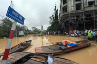Ảnh: Người Hà Nội bất ngờ khi nước sông Hồng lên nhanh, tràn vào khu dân cư