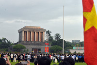 Hàng nghìn người cùng hát Quốc ca khi dự lễ thượng cờ sáng 2-9 tại Hà Nội