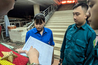 Ảnh: Người dân vùng ngập do nước sông Hồng lên cao ở Hà Nội được di dời đến nơi an toàn