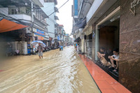 Lũ sông Hồng dâng cao, nhiều khu dân cư ven sông sát trung tâm Hà Nội ngập sâu 