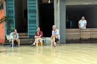 Ảnh: Nước lũ sông Hồng bắt đầu rút chậm, người dân Hà Nội chuẩn bị dọn dẹp nhà cửa