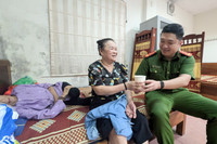 Ảnh: Người dân vùng ngập do nước sông Hồng lên cao ở Hà Nội được di dời đến nơi an toàn