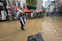 Ảnh: Nước lũ sông Hồng bắt đầu rút chậm, người dân Hà Nội chuẩn bị dọn dẹp nhà cửa