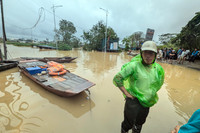 Ảnh: Người Hà Nội bất ngờ khi nước sông Hồng lên nhanh, tràn vào khu dân cư