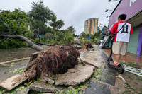 Hình ảnh về sự tàn phá khủng khiếp của cơn bão số 3 ở Hà Nội