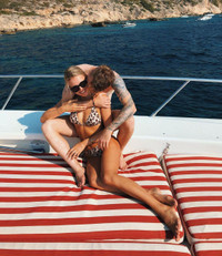 [ẢNH] Cô vợ xinh đẹp của sao Dortmund dấn thân vào làng đua ngựa