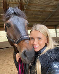 [ẢNH] Cô vợ xinh đẹp của sao Dortmund dấn thân vào làng đua ngựa