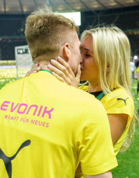 [ẢNH] Cô vợ xinh đẹp của sao Dortmund dấn thân vào làng đua ngựa