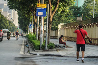 [ẢNH] Hà Nội ngày đầu giãn cách xã hội: Chen nhau đi chợ sớm, vẫn tập thể dục, cắt tóc ngoài đường...