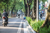 [ẢNH] Hà Nội ngày đầu giãn cách xã hội: Chen nhau đi chợ sớm, vẫn tập thể dục, cắt tóc ngoài đường...