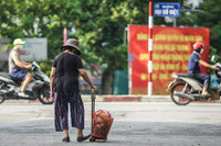 [ẢNH] Hà Nội ngày đầu giãn cách xã hội: Chen nhau đi chợ sớm, vẫn tập thể dục, cắt tóc ngoài đường...
