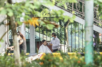 [ẢNH] Hà Nội ngày đầu giãn cách xã hội: Chen nhau đi chợ sớm, vẫn tập thể dục, cắt tóc ngoài đường...