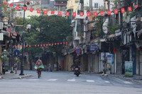 [ẢNH] Hà Nội ngày đầu giãn cách xã hội: Chen nhau đi chợ sớm, vẫn tập thể dục, cắt tóc ngoài đường...