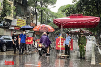 [ẢNH] Công an Hà Nội đội mưa lớn kiểm soát 