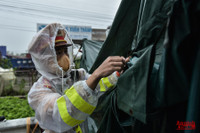 [ẢNH] Công an Hà Nội đội mưa lớn kiểm soát 