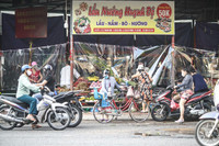 [ẢNH] Hà Nội ngày đầu giãn cách xã hội: Chen nhau đi chợ sớm, vẫn tập thể dục, cắt tóc ngoài đường...