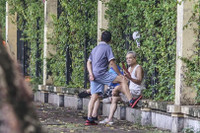 [ẢNH] Hà Nội ngày đầu giãn cách xã hội: Chen nhau đi chợ sớm, vẫn tập thể dục, cắt tóc ngoài đường...