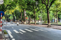 [ẢNH] Hà Nội ngày đầu giãn cách xã hội: Chen nhau đi chợ sớm, vẫn tập thể dục, cắt tóc ngoài đường...