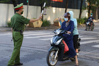 [ẢNH] Hà Nội ngày đầu giãn cách xã hội: Chen nhau đi chợ sớm, vẫn tập thể dục, cắt tóc ngoài đường...