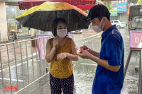 [ẢNH] Công an Hà Nội đội mưa lớn kiểm soát 