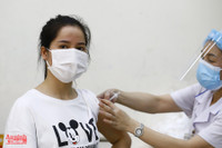 [Ảnh] Nhiều tầng lớp nhân dân Hà Nội được tiêm vaccine phòng Covid-19 trong 