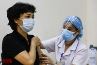 [Ảnh] Nhiều tầng lớp nhân dân Hà Nội được tiêm vaccine phòng Covid-19 trong 