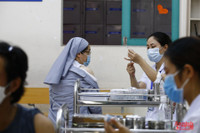 [Ảnh] Nhiều tầng lớp nhân dân Hà Nội được tiêm vaccine phòng Covid-19 trong 