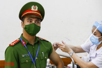 [Ảnh] Nhiều tầng lớp nhân dân Hà Nội được tiêm vaccine phòng Covid-19 trong 