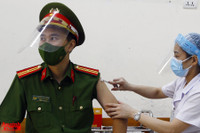 [Ảnh] Nhiều tầng lớp nhân dân Hà Nội được tiêm vaccine phòng Covid-19 trong 