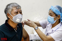 [Ảnh] Nhiều tầng lớp nhân dân Hà Nội được tiêm vaccine phòng Covid-19 trong 