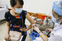 [Ảnh] Nhiều tầng lớp nhân dân Hà Nội được tiêm vaccine phòng Covid-19 trong 