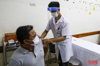 [Ảnh] Nhiều tầng lớp nhân dân Hà Nội được tiêm vaccine phòng Covid-19 trong 