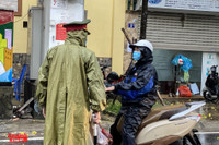 [ẢNH] Công an Hà Nội đội mưa lớn kiểm soát 