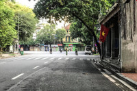 [ẢNH] Hà Nội ngày đầu giãn cách xã hội: Chen nhau đi chợ sớm, vẫn tập thể dục, cắt tóc ngoài đường...