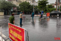 [ẢNH] Công an Hà Nội đội mưa lớn kiểm soát 