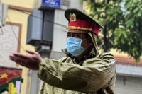 [ẢNH] Công an Hà Nội đội mưa lớn kiểm soát 