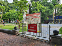 [ẢNH] Hà Nội ngày đầu giãn cách xã hội: Chen nhau đi chợ sớm, vẫn tập thể dục, cắt tóc ngoài đường...