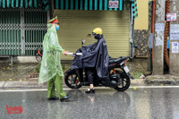 [ẢNH] Công an Hà Nội đội mưa lớn kiểm soát 