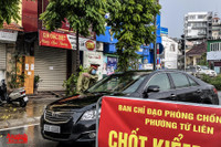 [ẢNH] Công an Hà Nội đội mưa lớn kiểm soát 