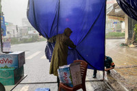 [ẢNH] Công an Hà Nội đội mưa lớn kiểm soát 