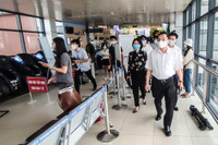 [ẢNH] Chuyến thị sát, kiểm tra chống dịch dày đặc của Trưởng Ban chỉ đạo phòng chống Covid-19 Hà Nội