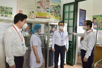 Chùm ảnh: Bộ trưởng Bộ GD&ĐT kiểm tra tại điểm thi THPT Chu Văn An, Hà Nội